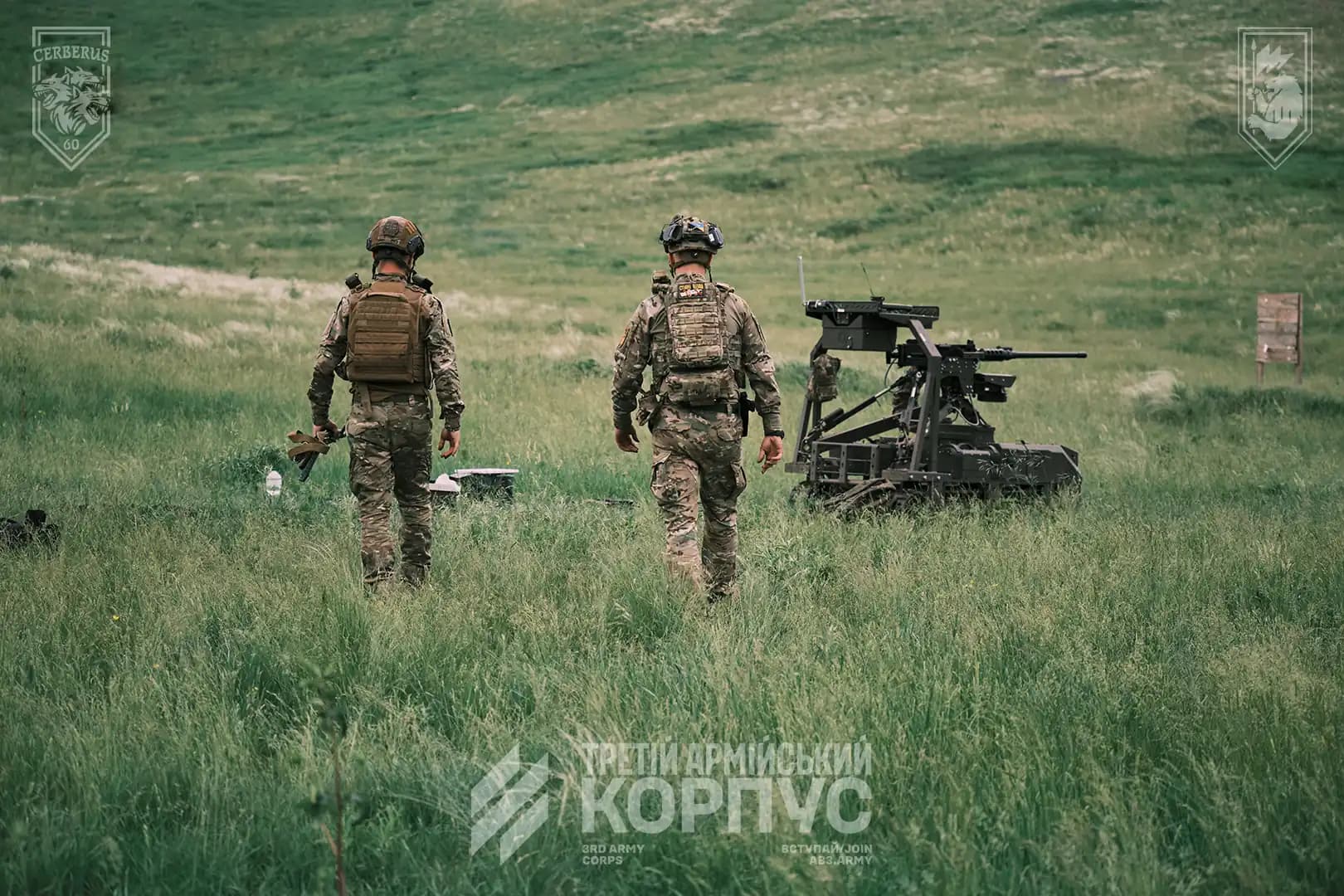 Піхотинці 60 окремої механізованої бригади поруч із наземним роботизованим комплексом на навчаннях