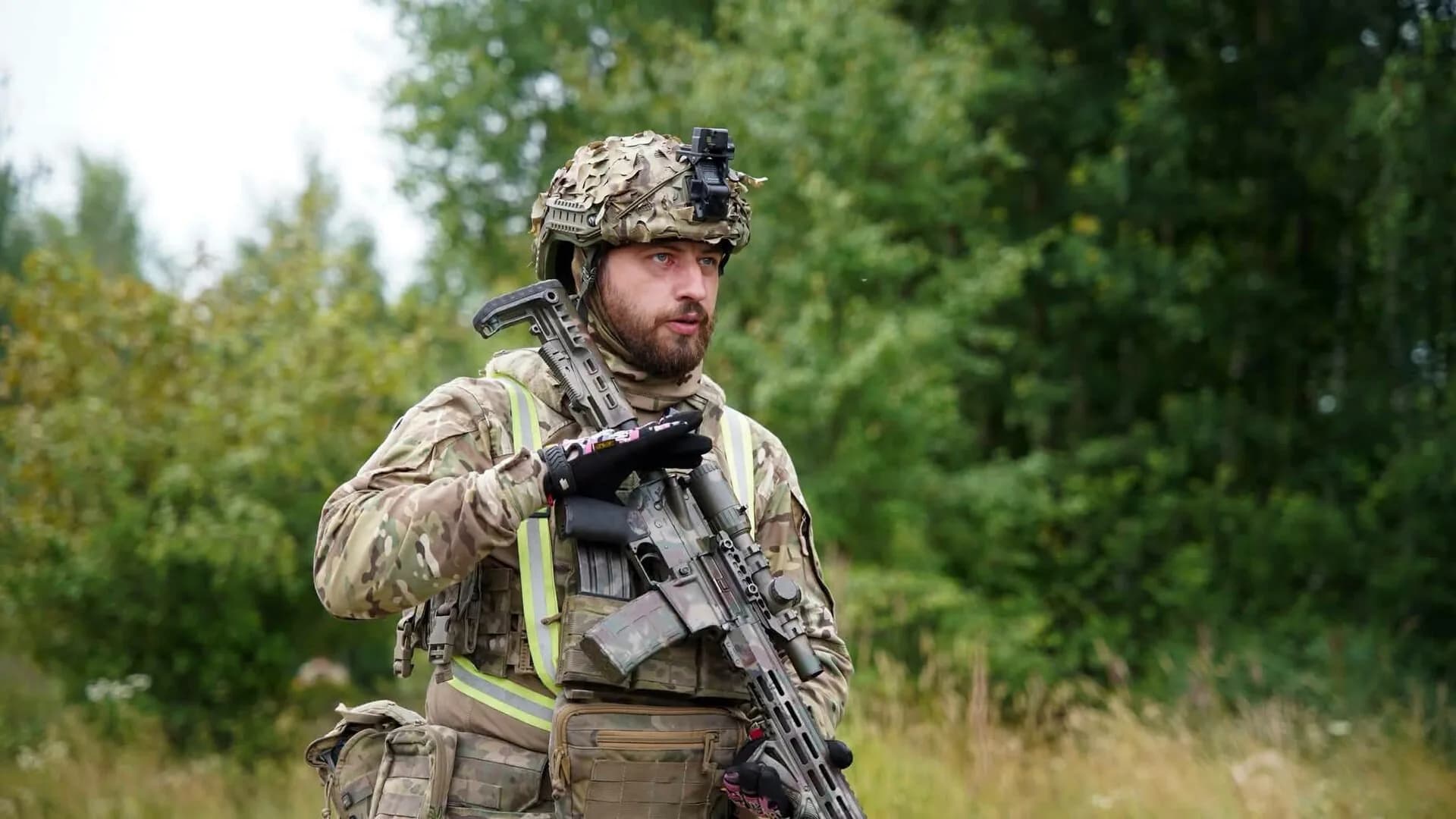 Десантник у повному спорядженні під час підготовки у 199 навчальному центрі