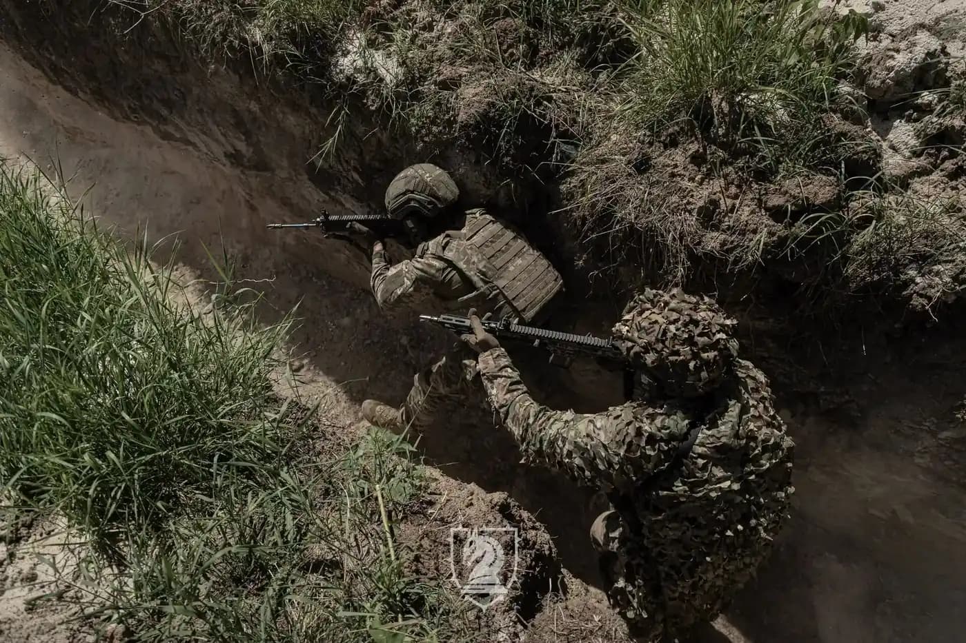 Двоє бійців 47 окремої механізованої бригади в окопі під час навчань